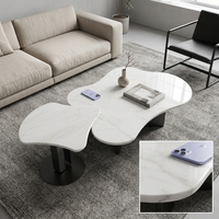 Table basse gigogne en marbre Luca Volakas |   Ensemble de tables d'appoint organiques, plateau blanc poli, base noire thermolaquée, fabrication sur mesure de luxe