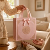 Sac cadeau non tissé personnalisé avec logo, motif gaufré or et nœud en satin – Fabrication OEM/ODM en gros