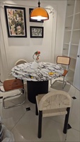 Mesa de comedor redonda de mármol francés estilo crema con base completa, diseño elegante y retro, ideal para casas pequeñas