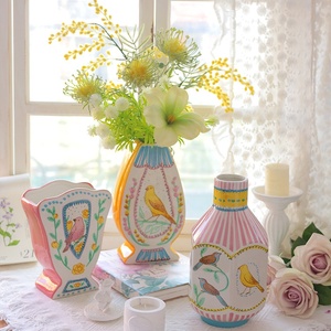 Vaso in Ceramica Fatto a Mano con Design Minimalista Moderno, Motivo Floreale Pastorale con Rose e Uccelli, per Composizioni Floreali di Alta Gamma - Product Image 1