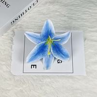 Hochwertige Handgefertigte 3D Seiden-Lilienblütenköpfe Wasserdicht Leichtgewichtig Natürlicher Stil Umweltfreundlich Modisch Fabrikfertigung
