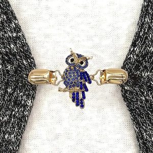 卸売カスタムラインストーン漫画ロゴシャツショールブローチカーディガンカラーセータークリップ衣類用 - Product Image 3