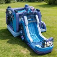 Structure gonflable combinée toboggan et château de saut sur le thème des jeux vidéo pour enfants, contrôleur de jeu, bleu/violet, PVC, capacité 6-10 personnes, usage commercial