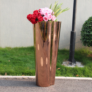 Vase en acier inoxydable finition miroir rose gold, pot à fleurs moderne et luxueux pour la décoration des centres commerciaux - Product Image 1