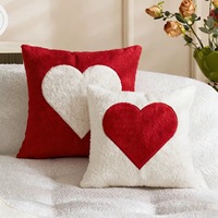 Housse de coussin de style nordique pour couple, en polaire rouge brodée, housse de coussin en polaire Teddy brodée cœur pour dossier de canapé