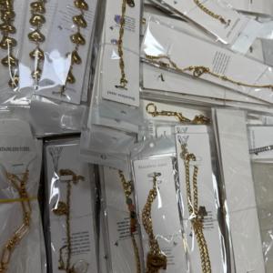 Bracelet Trèfle Designer en Acier Inoxydable Plaqué Or 18 carats et Collier Cœur Cubain de Luxe avec Lettre CC – Vente en Gros - Product Image 4