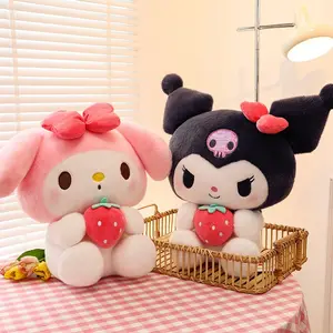 Dulces Peluches Bunny Holding Strawberry Animal relleno juguetes Melody Kuromi Plushie regalo Kuromi Sanrioed muñecos de peluche al por mayor