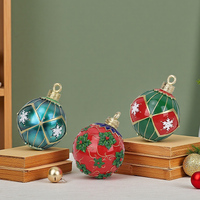 Figurine de boule de Noël en résine de luxe Redeco Rouge avec feuilles de houx Accents dorés Décoration festive pour la maison