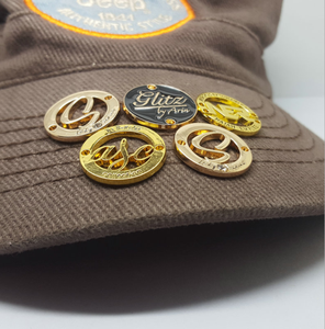 Maßgefertigte Musselin-Abaya-Kleidersäcke mit Metall-Hijab-Stickerei und rundem goldenem Metall-Logo - Product Image 3