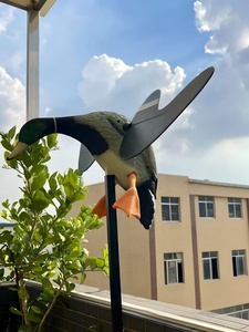 Décoy de canard réaliste activé par le <span class=keywords><strong>vent</strong></span> avec grandes ailes battantes pour la chasse, en plastique PE imperméable, parfait pour les lacs et les marais - Product Image 4