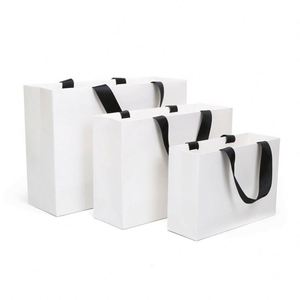 Sacs fourre-tout en carton personnalisés avec poignée en ruban imprimé mat, sacs de shopping en papier de luxe avec logo - Product Image 2