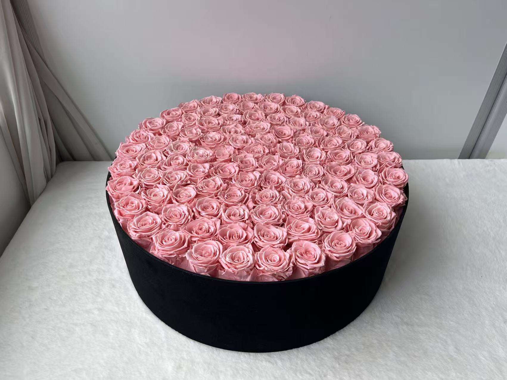 99 roses roses dans une boîte ronde en velours noir