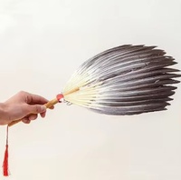 Éventail en plumes d'oie fait main africain teinté, avec manche en bois, pour la décoration intérieure, les fêtes costumées et les accessoires de vacances - Vente en gros HY