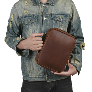 Bolso de Mano para Hombre de Cuero Crazy Horse, Rectangular, con Cubierta Antipolvo, Color Marrón Oscuro y Marrón Claro, Primavera 2025 - Product Image 4