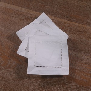 Serviettes en <span class=keywords><strong>tissu</strong></span> personnalisées en coton avec monogramme, serviettes en lin brodées à festons, serviettes <span class=keywords><strong>de</strong></span> cocktail personnalisées pour mariage - Product Image 6