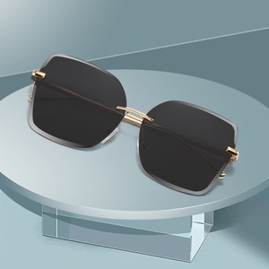 Gafas de sol sin montura a la moda para mujer, lentes moradas degradadas de metal, protección UV400, estilo cuadrado grande - Product Image 4
