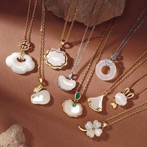 สร้อยข้อมือพร้อมจี้หยกเฮเทียนชุบทองคำขาว 18K เงินแท้ 925 ดีไซน์หรูหราสไตล์จีนสำหรับผู้หญิง ยี่ห้อ DYLAM - Product Image 1