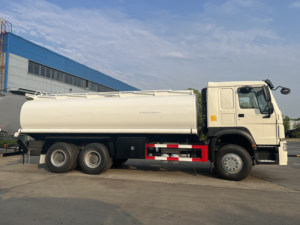 Camión Cisterna de Combustible Sinotruk HOWO 6x4 de 10 Ruedas, Camión Dispensador de Diésel Móvil de 20000 Litros - Product Image 3