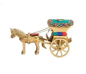 Sculpture en métal de pièce maîtresse de chariot de cheval de pierre précieuse en laiton chinois moderne avec l'impression de découpe de technique plaquée pour la décoration intérieure - Product Image 1