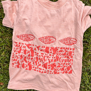Camiseta corta de algodón orgánico de alta calidad con estampado playero de verano, diseño personalizado y cuello redondo. - Product Image 3