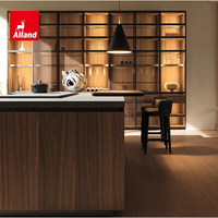 Armoire de cuisine en placage de noyer foncé de style Wabi Sabi italien sur mesure Alland avec armoire de présentation à grille métallique et double îlot