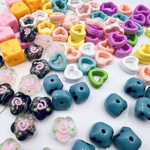 Perles acryliques de styles variés, creuses, <span class=keywords><strong>en</strong></span> forme de cœur, de fleur, d'ours et <span class=keywords><strong>en</strong></span> forme de cube, pour <span class=keywords><strong>la</strong></span> fabrication de bracelets, de porte-clés et de bijoux DIY - Product Image 4