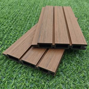 Panneaux de clôture en lattes de jardin couleur noyer 1,8 m x 1,8 m, design moderne de clôture et de portail de maison - Product Image 2