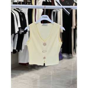 เสื้อครอปแขนกุดถักฟิโอริสำหรับผู้หญิง เสื้อกล้ามคอวี สวมใส่ได้ทุกวัน สีเหลืองอ่อน - Product Image 1