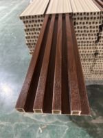 Panneaux muraux à persiennes à charbon de bois Dernières 2025 conceptions Panneau de décoration intérieure ignifuge imperméable Panneaux de persienne de revêtement mural en PVC