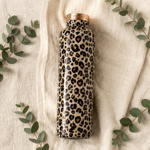 Bouteille d'eau en cuivre pur à imprimé léopard de qualité supérieure pour les bienfaits ayurvédiques, fabriquée à la main, étanche, gourde de sport contemporaine - Product Image 1