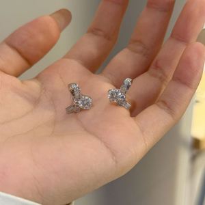 Boucles d'oreilles clous Dylam style classique en argent sterling 925 avec pierres de moissanite couleur D VVS1 et nœud papillon pour femmes et jeunes filles - Product Image 2