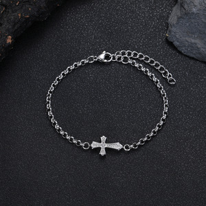 Bracciale a catena con croce in acciaio inossidabile tempestato di cristalli, bicolore oro e argento - Product Image 6