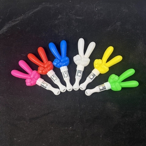Bâton lumineux LED en gros pour geste de victoire, bâton lumineux en forme de V, jouet de concert, logo personnalisé disponible - Product Image 6