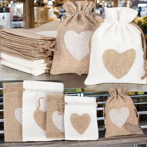 Sacs à cordon en toile de jute et lin en forme de petit cœur, vente en gros, pour emballage de bonbons et cadeaux de mariage et d'anniversaire - Product Image 2