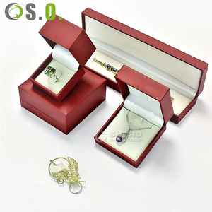 Boîte à bijoux en plastique personnalisée pour la vente en gros, boîte de luxe en similicuir pour bracelets et boucles d'oreilles, boîte à bijoux magnétique avec logo - Product Image 1