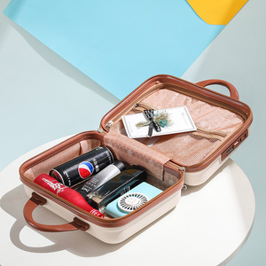 Venta al por mayor equipaje de mano Oso de dibujos animados bolsa de cosméticos Mini contraseña bolsa 14 pulgadas regalo viaje cosmético venta productos portátil tocador Cas - Product Image 6
