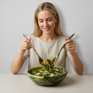 Bol à salade en résine fait main avec cuillères de service assorties, motif marbré vert, design moderne et luxueux, forme élégante, compatible lave-vaisselle, écologique - Product Image 1