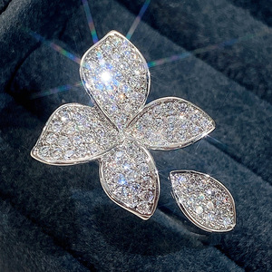 Anello Aperto con Fiore Scintillante per Donne, Gioiello Elegante e alla Moda - Product Image 4