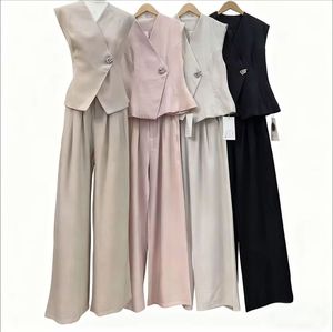 Ensemble deux pièces sur mesure pour femme, comprenant un gilet sans manches et un pantalon à jambes larges, doublé pour plus de confort et conçu pour un look élégant. - Product Image 5