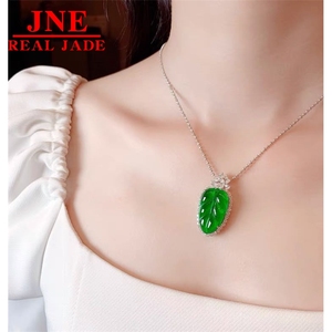 จี้มรกตธรรมชาติชนิดพิเศษจากพม่า สีเขียวสดใสเหมือนน้ำแข็ง รูปทรงใบไม้สีเขียวสดใส ประดับหยกพระพุทธรูป ฝังทองคำ 18K - Product Image 1