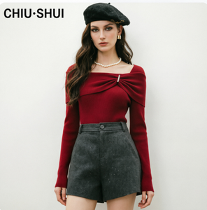 CHIU SHUI Maglione a Costine Monospalla Chic da Donna Rosso con Spilla di Perle e Dettaglio Fiocco - Edizione Natalizia - Product Image 1