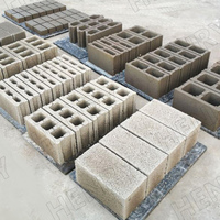 QT4-15 Ligne de production de blocs creux et solides en béton entièrement automatique à haute pression pour la construction au Sénégal
