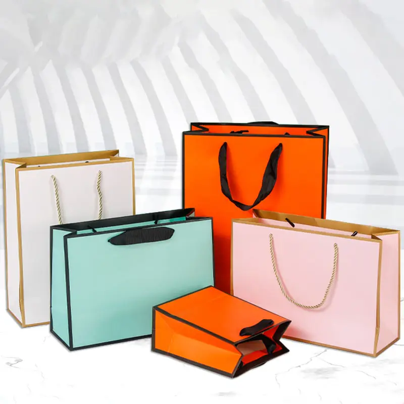 Nuova promozione di Design borsa per imballaggio di abbigliamento di lusso all'ingrosso Logo del marchio stampato personalizzato Shopping sacchetto di carta per gioielli neri