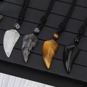 Commercio all'ingrosso semplice ametista naturale pietra grezza placcato di cristallo <span class=keywords><strong>lupo</strong></span> dente pendente <span class=keywords><strong>con</strong></span> corda intrecciata collana di cristallo naturale Charm - Product Image 1