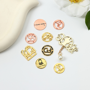 Étiquettes d'emballage personnalisées en métal à faible coût pour broches logo, pour vêtements féminins, sacs et produits métalliques – Vente en gros - Product Image 5