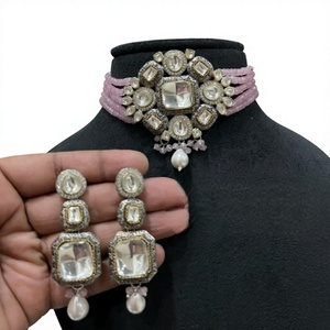 Impresionante conjunto de collar choker y aretes de latón chapado en oro de calidad premium con apariencia de Kundan, de múltiples capas, para bodas y fiestas. - Product Image 2