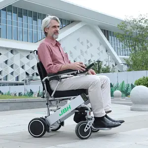 Fauteuil roulant électrique télécommandé de vente chaude léger fauteuil roulant électrique pliable facile à transporter petite roue en alliage d'aluminium 20km