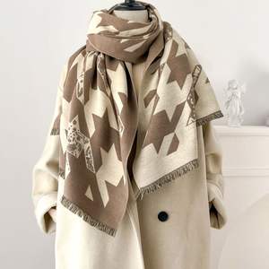 2025 Estilo <span class=keywords><strong>nórdico</strong></span> bufanda de Invierno para mujer minimalista estampado geométrico de doble cara diseño de dos <span class=keywords><strong>colores</strong></span> chal de borla de Cachemira de imitación - Product Image 1