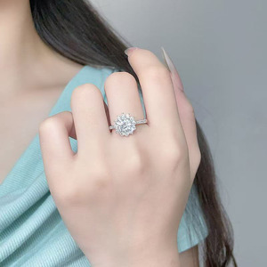 Anel de Noivado Feminino de Luxo em Ouro Branco 18K com Diamante de Laboratório de 4 Garras, Modelo Girassol, Essencial para Casamentos Sonhadores e Brilhantes - Product Image 5