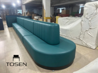 Canapé confortable au design moderne avec rainures décoratives, structure métallique, pour restaurants de luxe